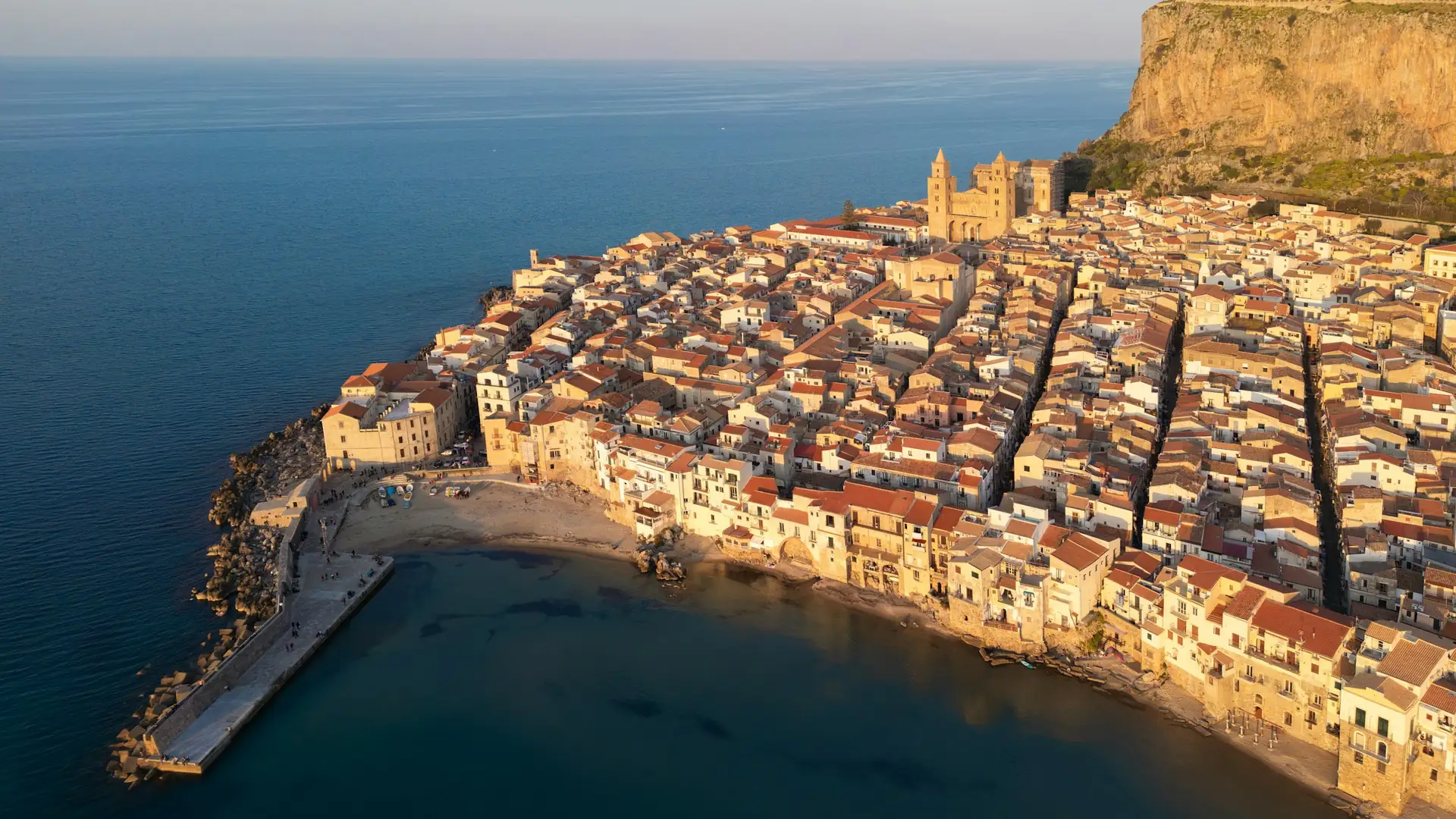 Cefalù vista dall'alto sul mare