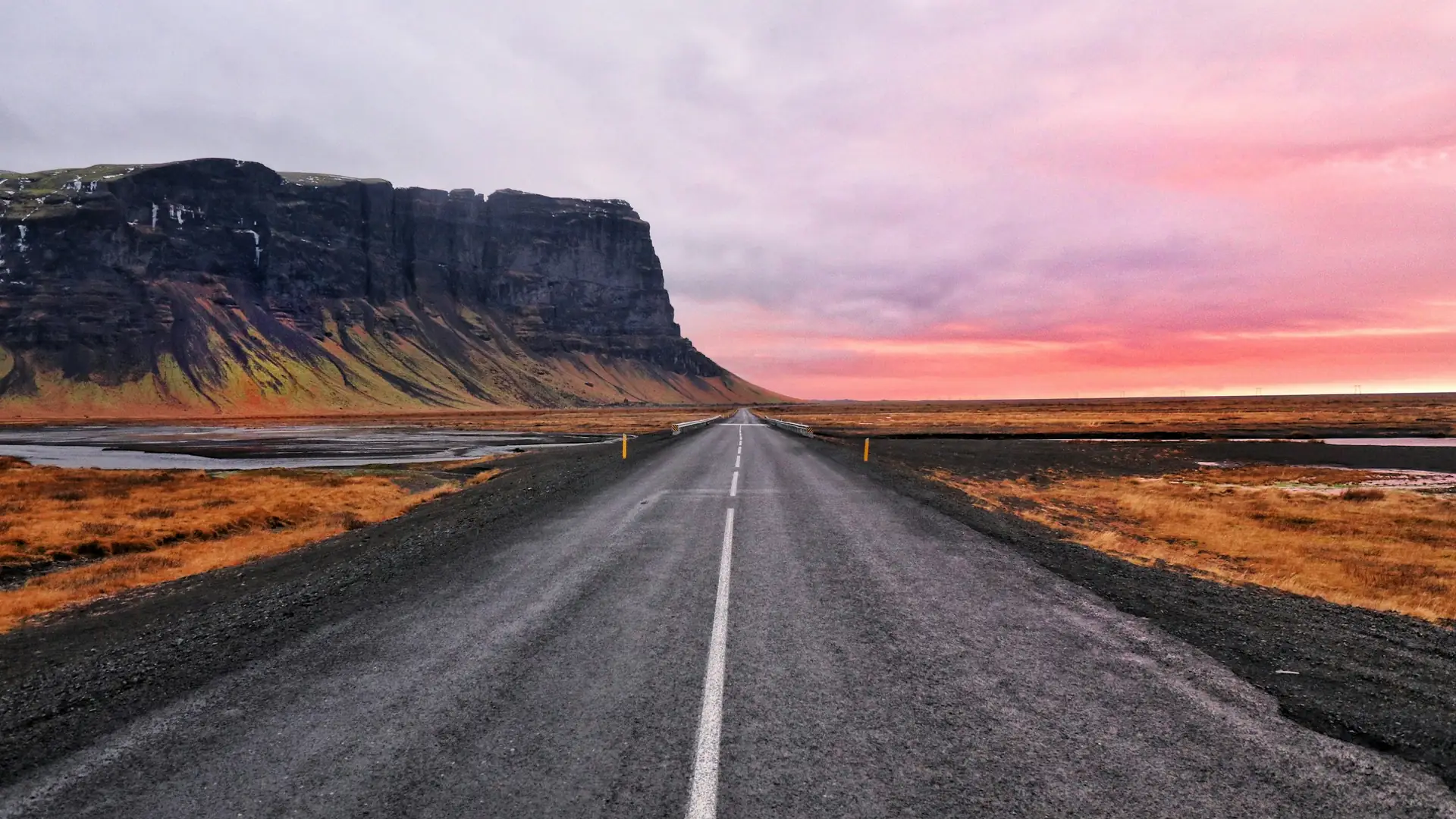 Una strada dritta verso le scogliere in Islanda