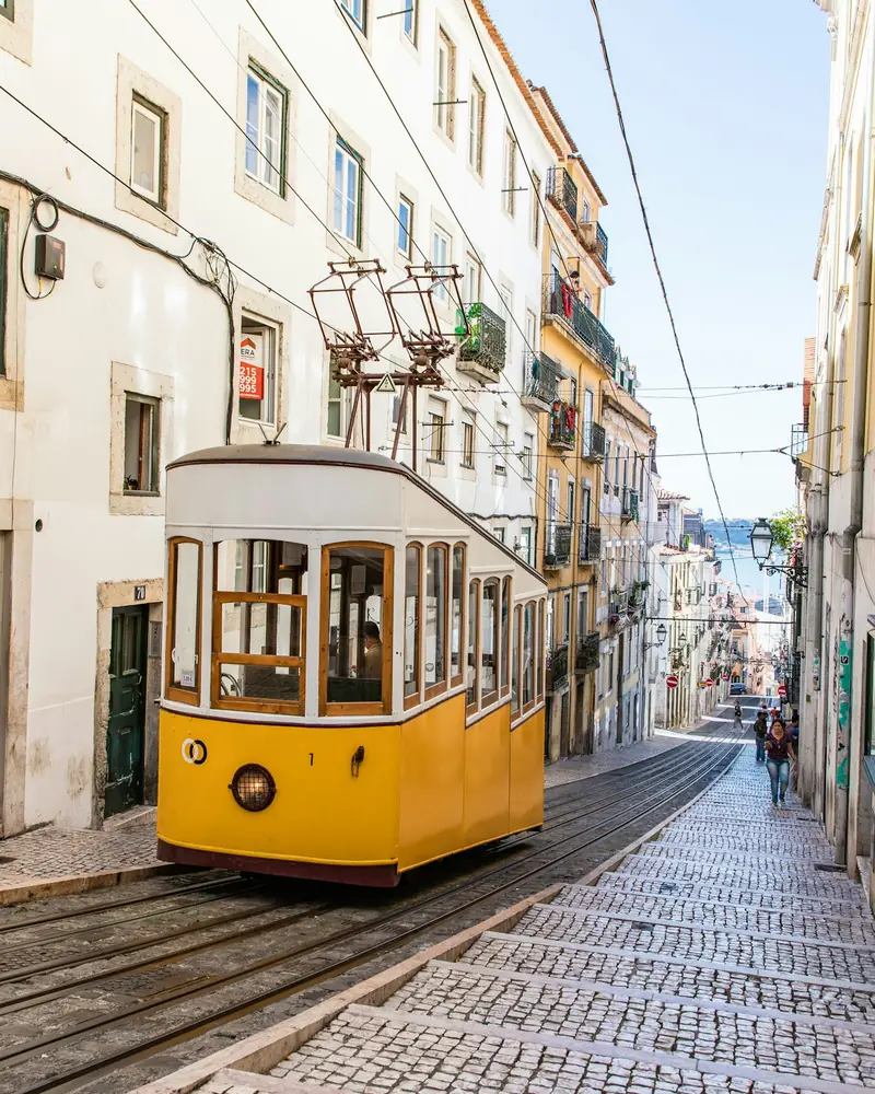Il tram giallo in una via di Lisbona