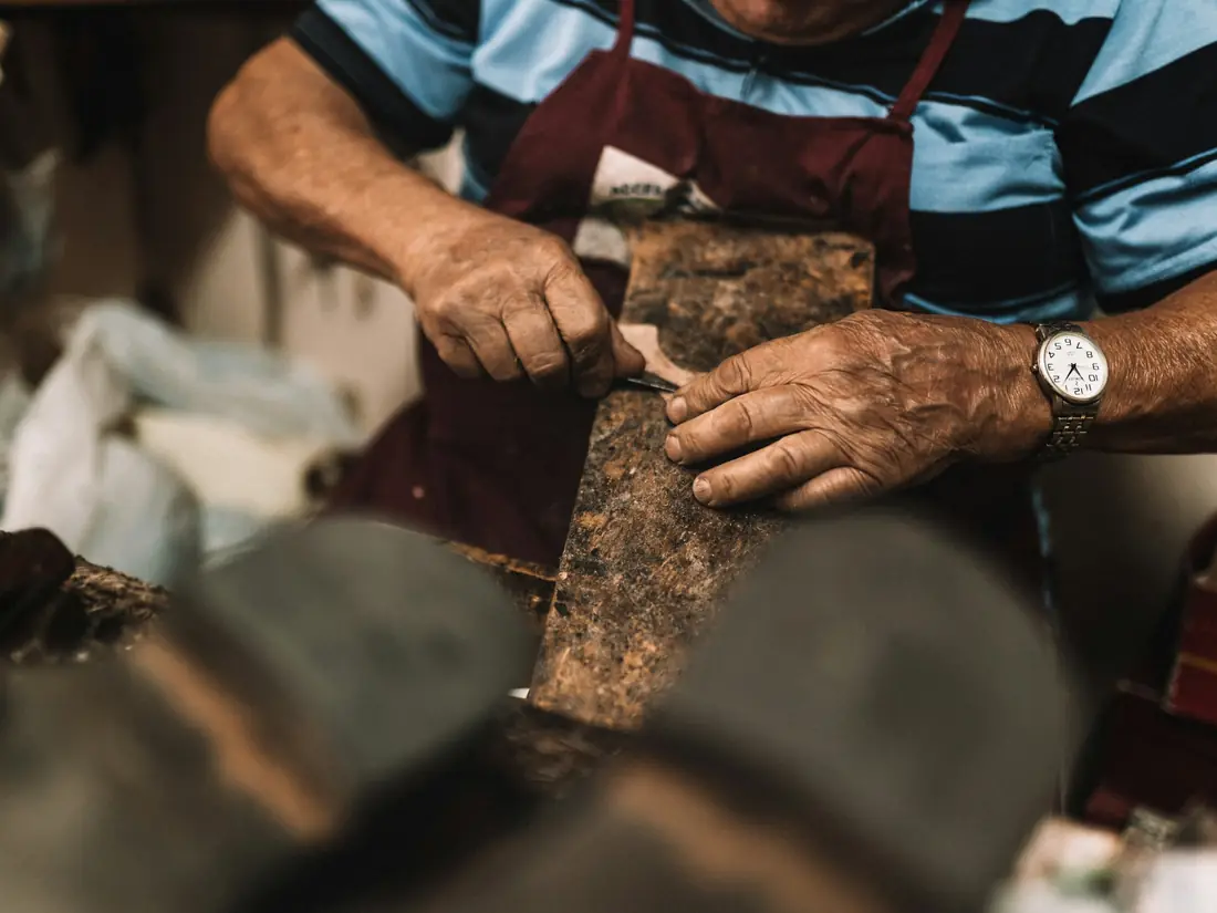 Mani di un artigiano al lavoro