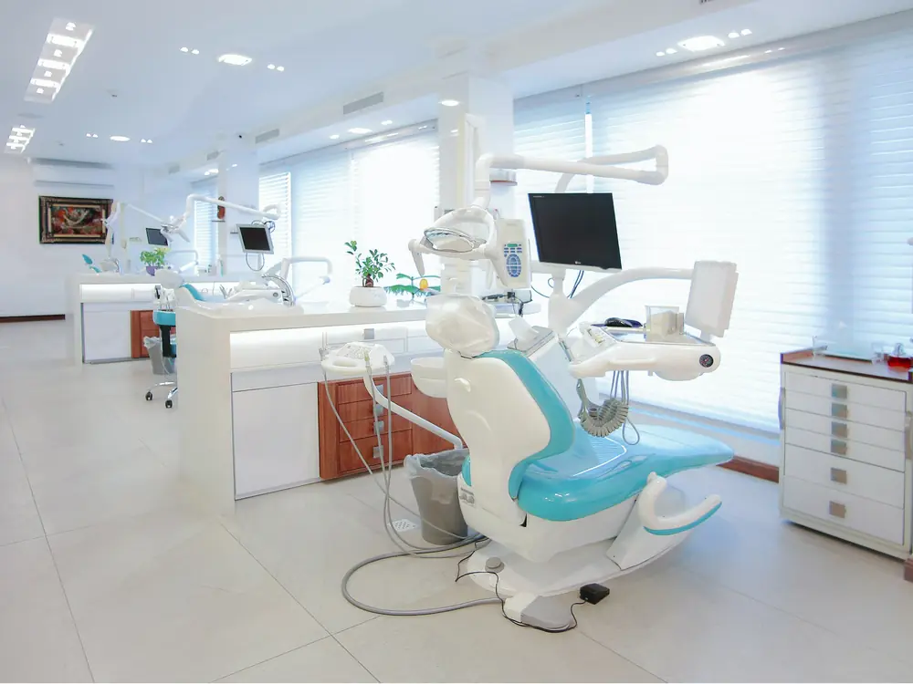 Ambulatorio luminoso con la poltrona del dentista