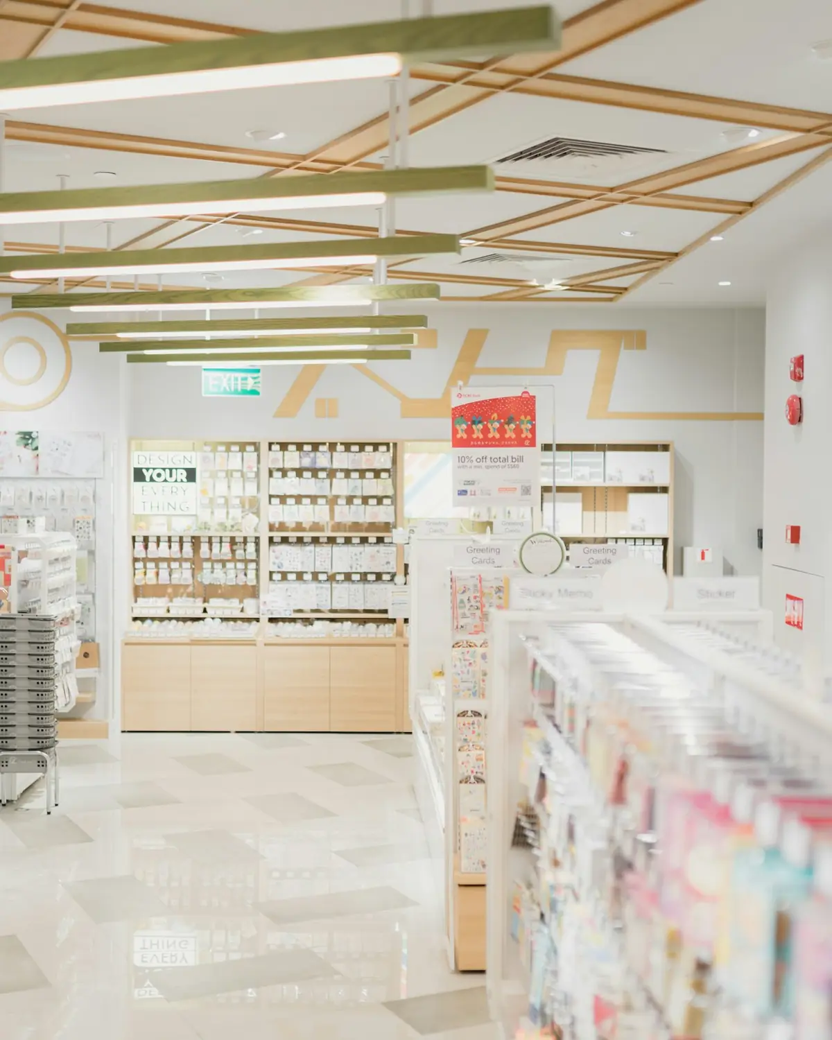 Interno luminoso della farmacia con gli scaffali
