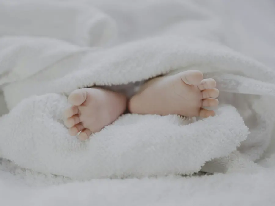 Piedini di un neonato avvolti in un asciugamano