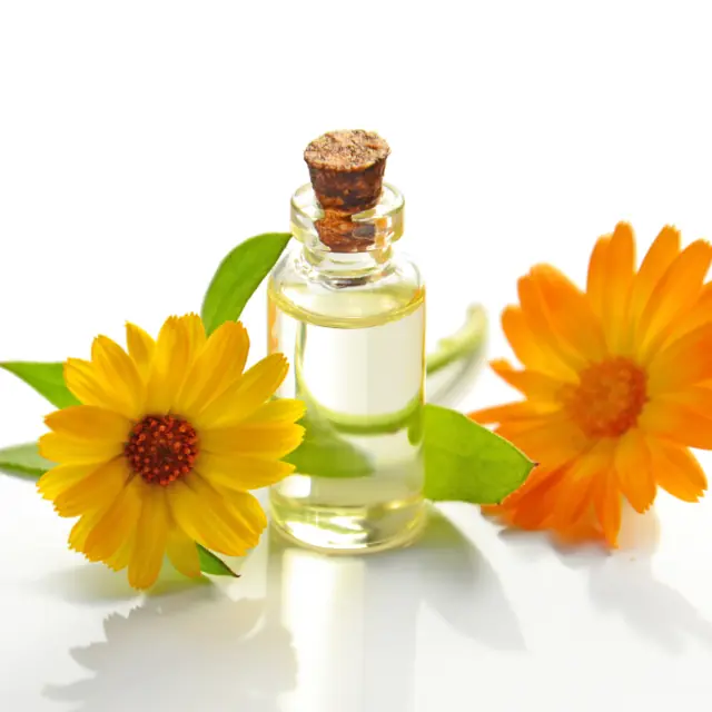 Oleolito di calendula con fiori freschi