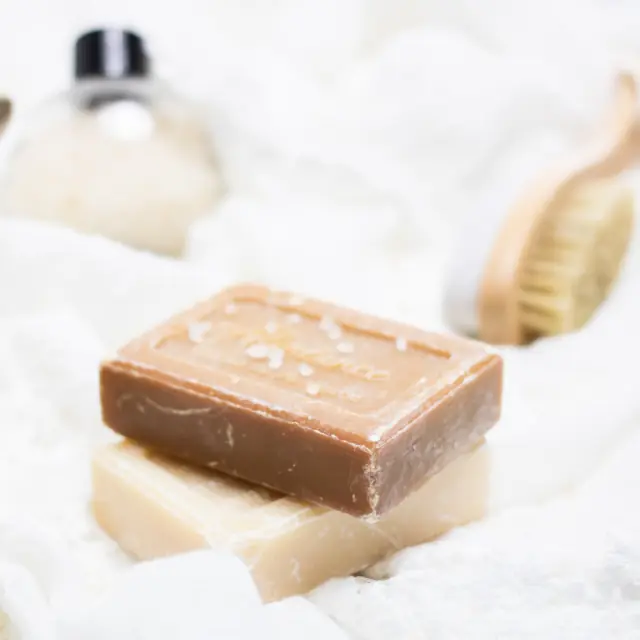 Saponette naturali su un telo bianco