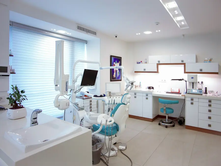 Ambulatorio dentistico bianco e luminoso