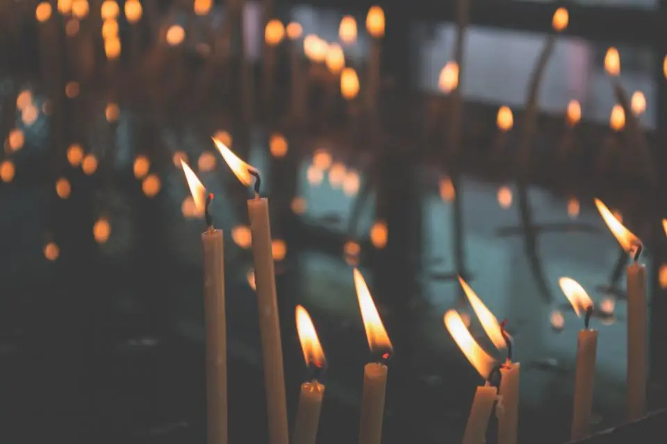 Candele votive accese in chiesa
