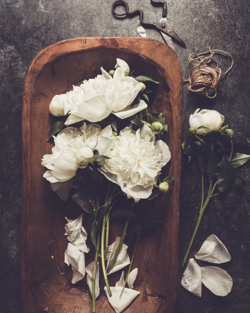 Peonie bianche in un vassoio di legno