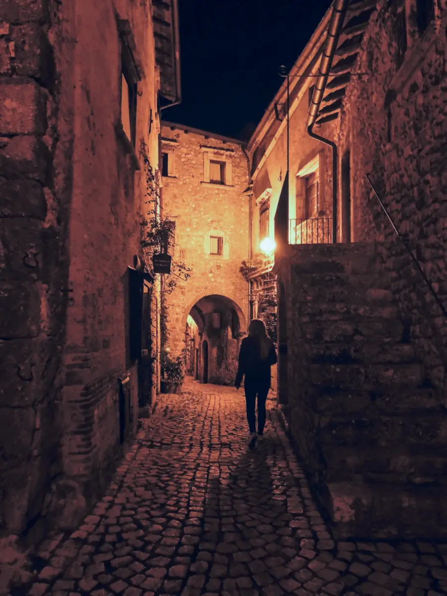 Vicolo del borgo illuminato di sera