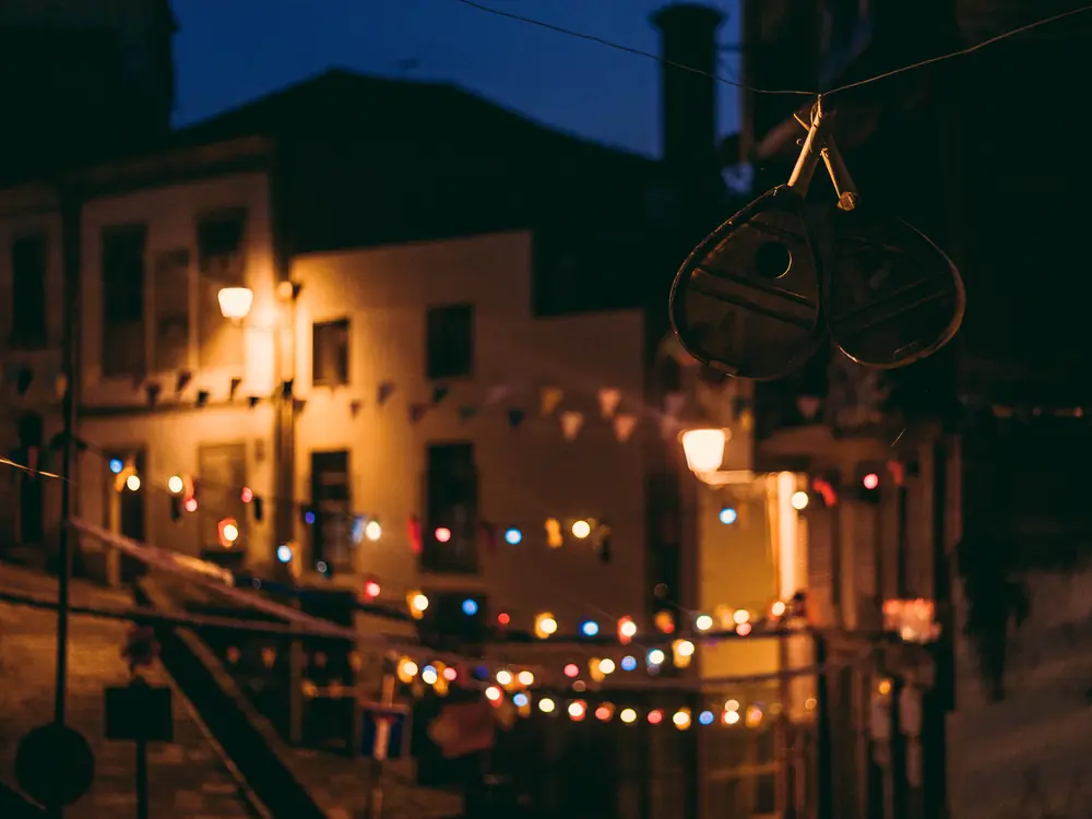 Vicolo del paese con le luci della festa di sera