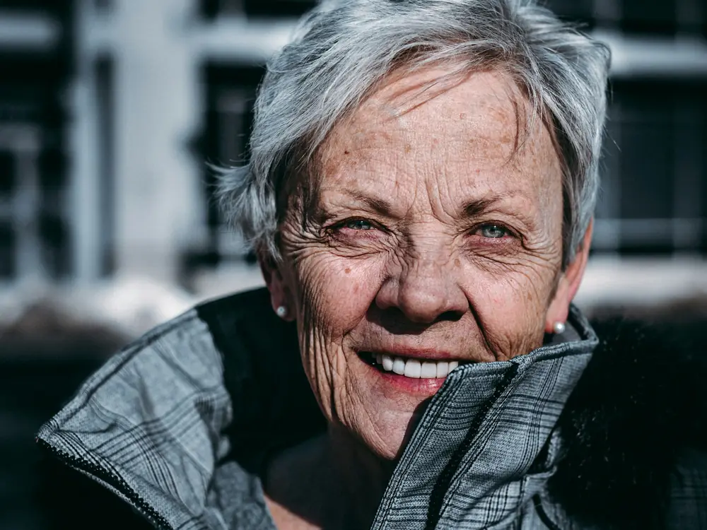 Signora anziana che sorride