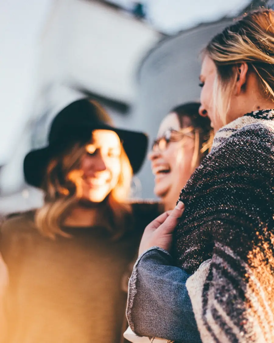 Tre volontarie che ridono insieme