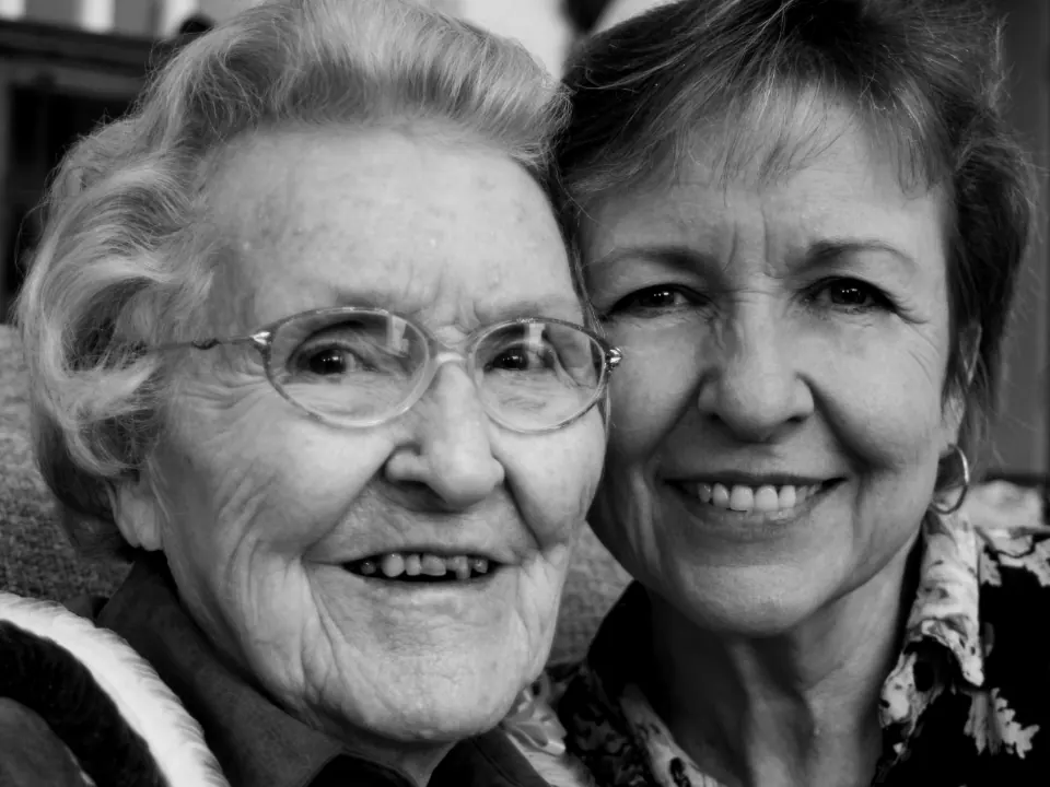 Madre anziana e figlia abbracciate