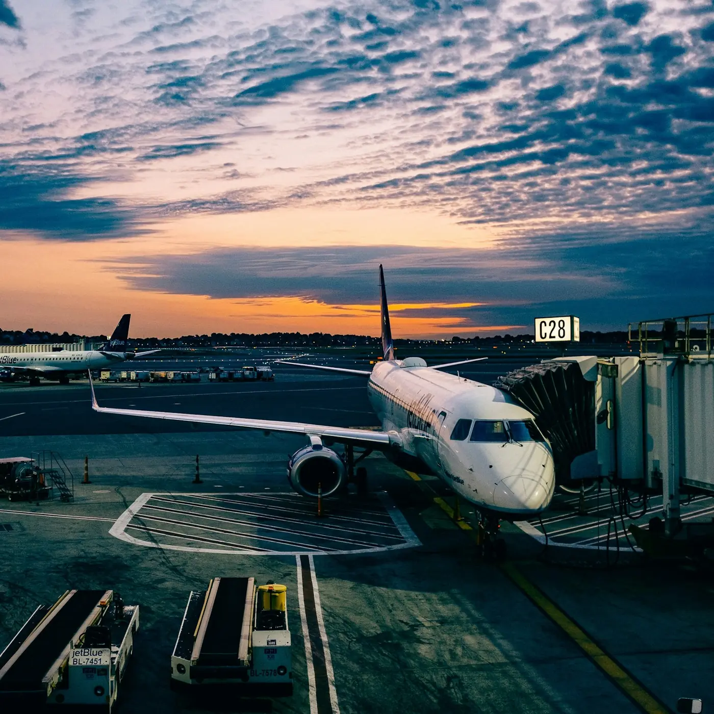 Aereo al gate al tramonto sul piazzale dell'aeroporto