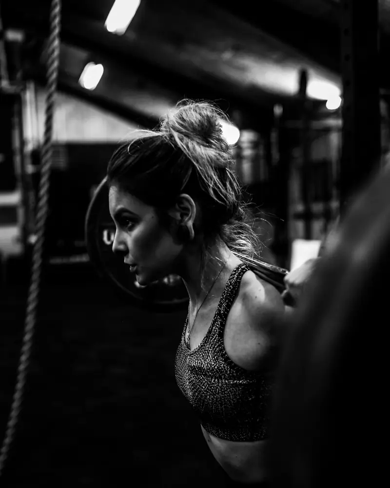 Sara, coach di cross training, durante una serie