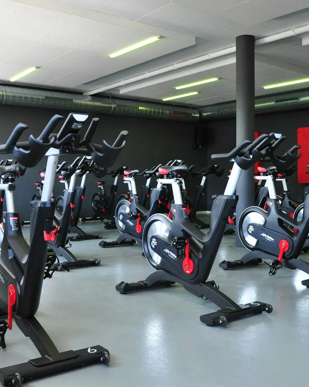 Sala spinning con le bici allineate