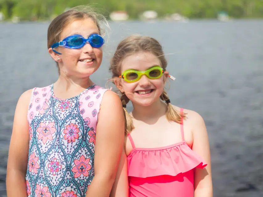 Due bambine con gli occhialini da nuoto sorridono