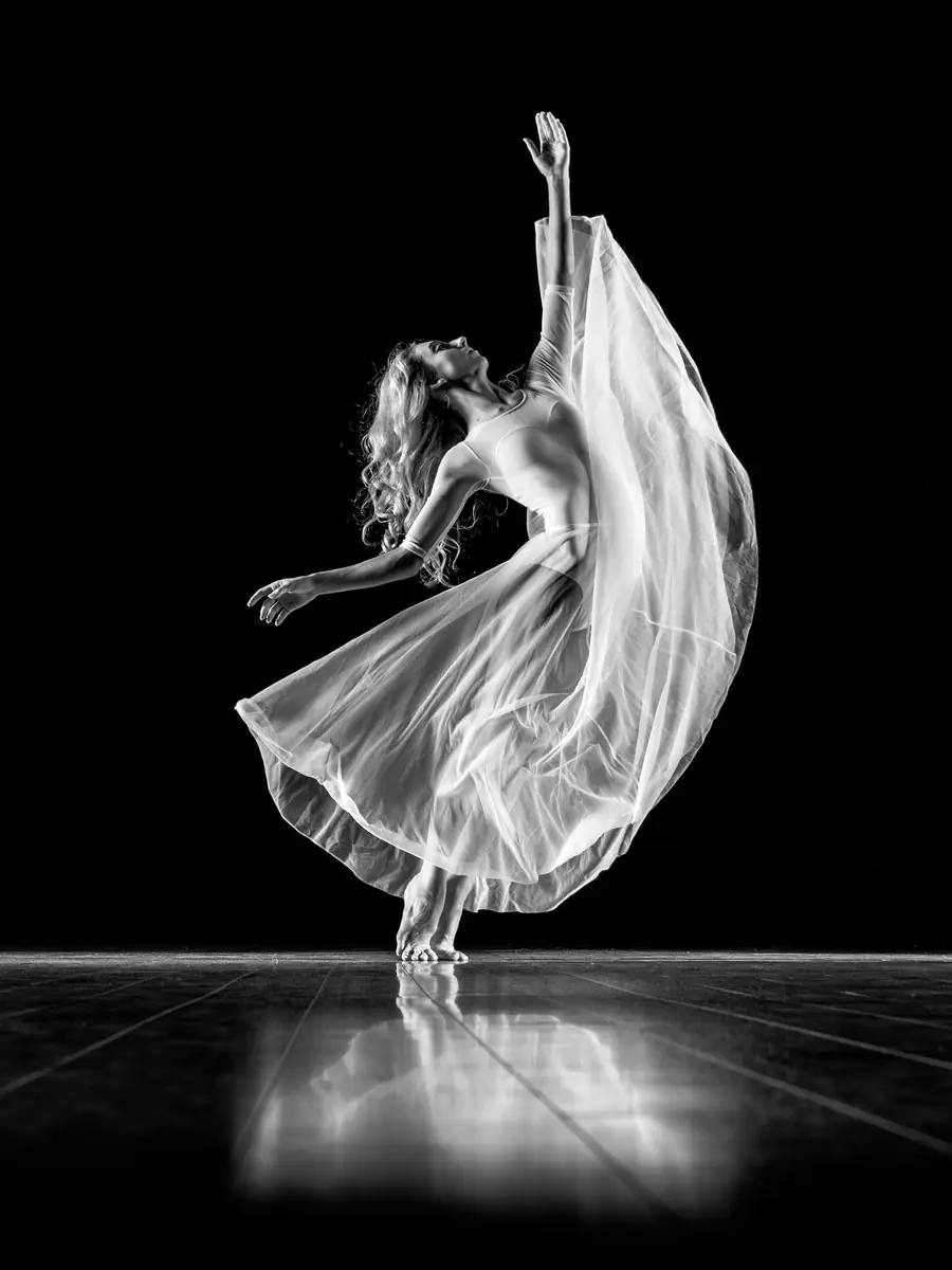 Danzatrice in salto con la gonna che vola, in bianco e nero