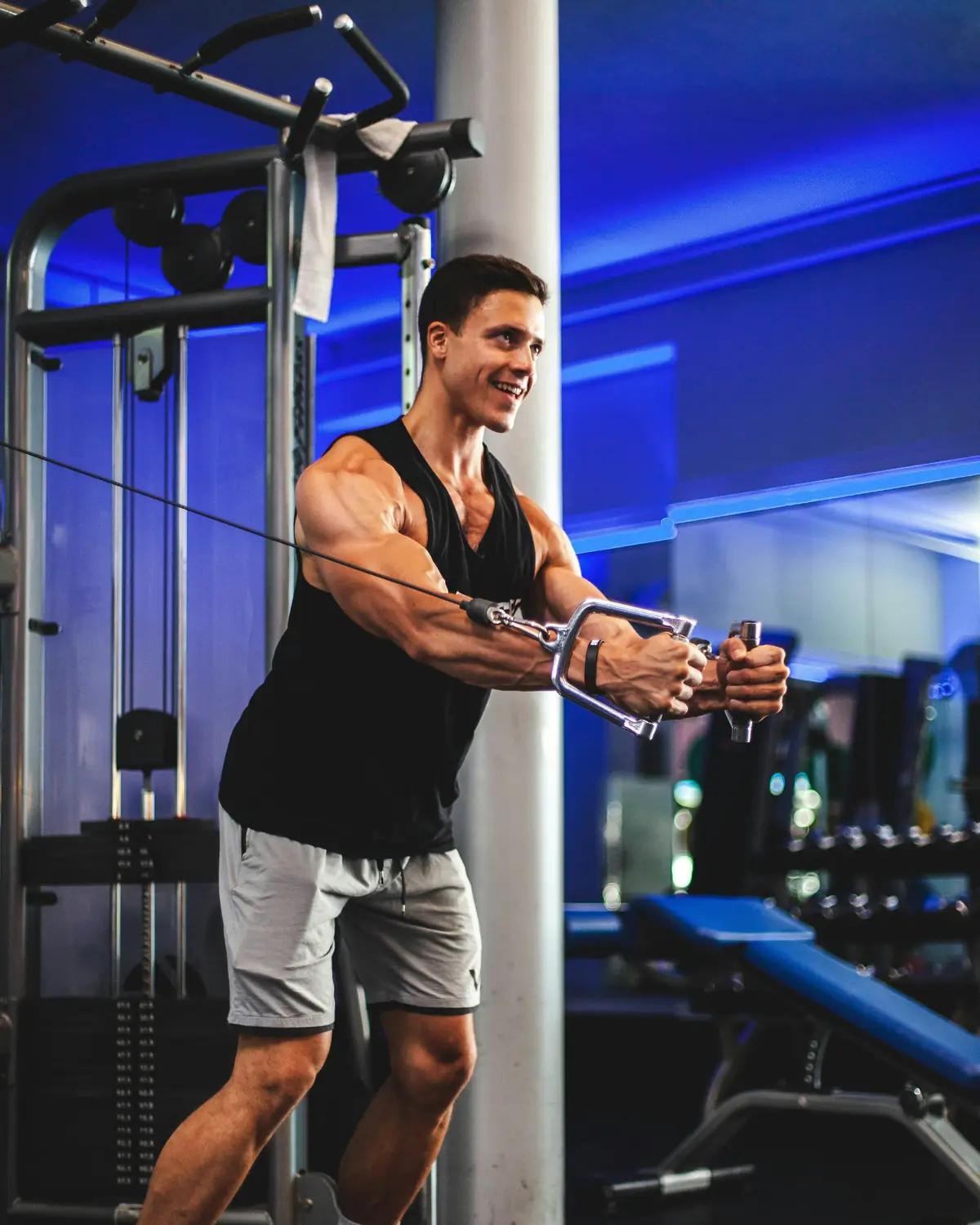 Marco, personal trainer, al cavo durante un allenamento