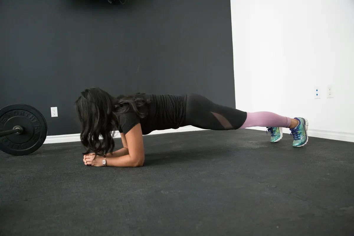 Allieva in plank sul pavimento dello studio