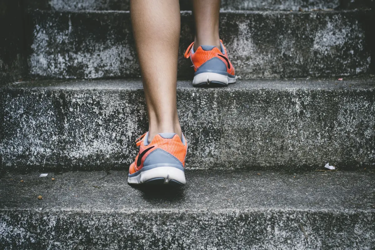 Corsa sulle scale per la preparazione atletica