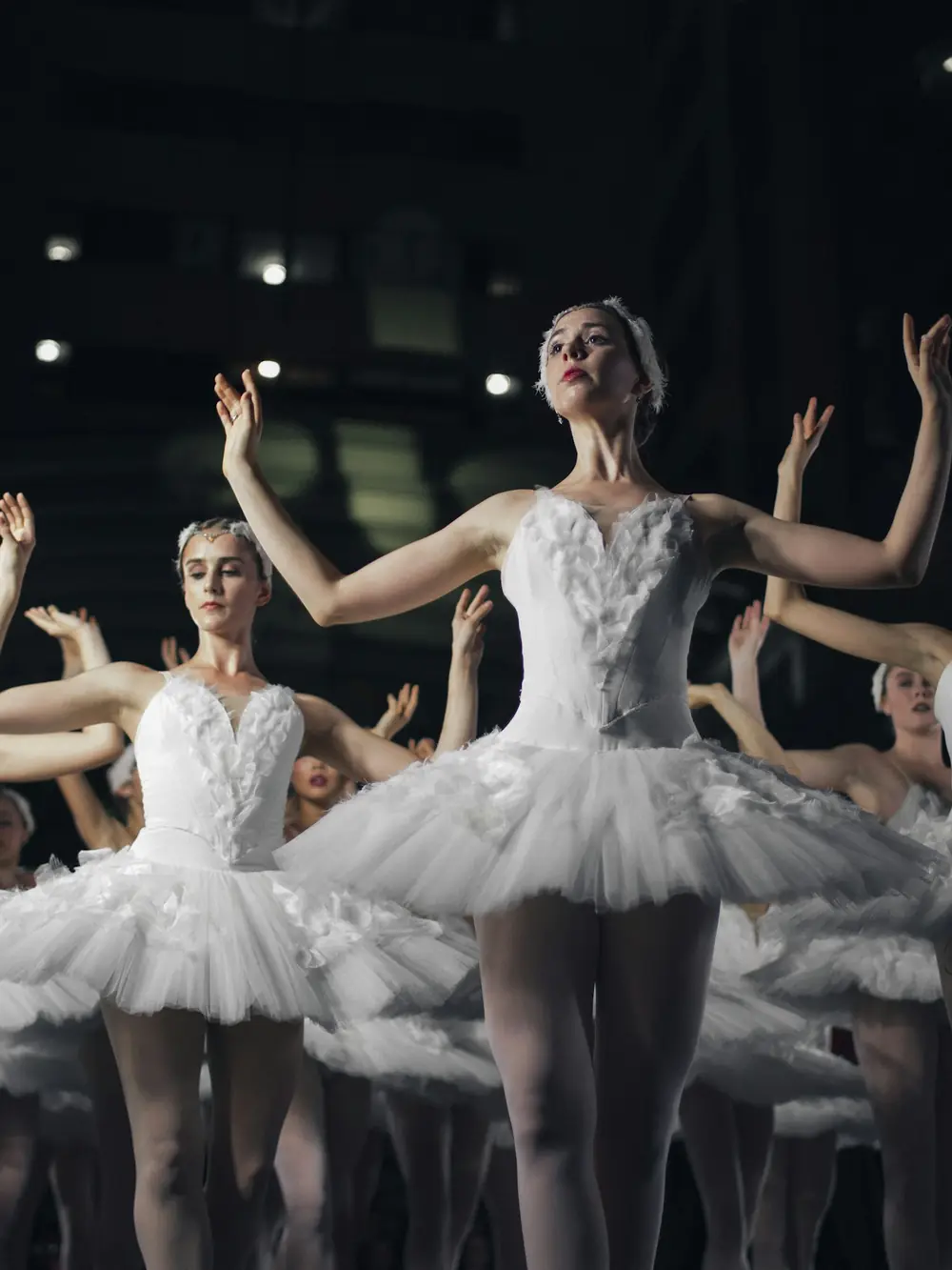 Ballerine in tutù bianco sul palco durante il saggio