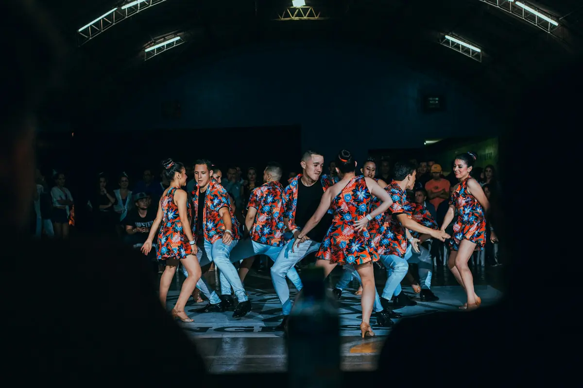 Gruppo di ballerini in camicie a fiori sul palco