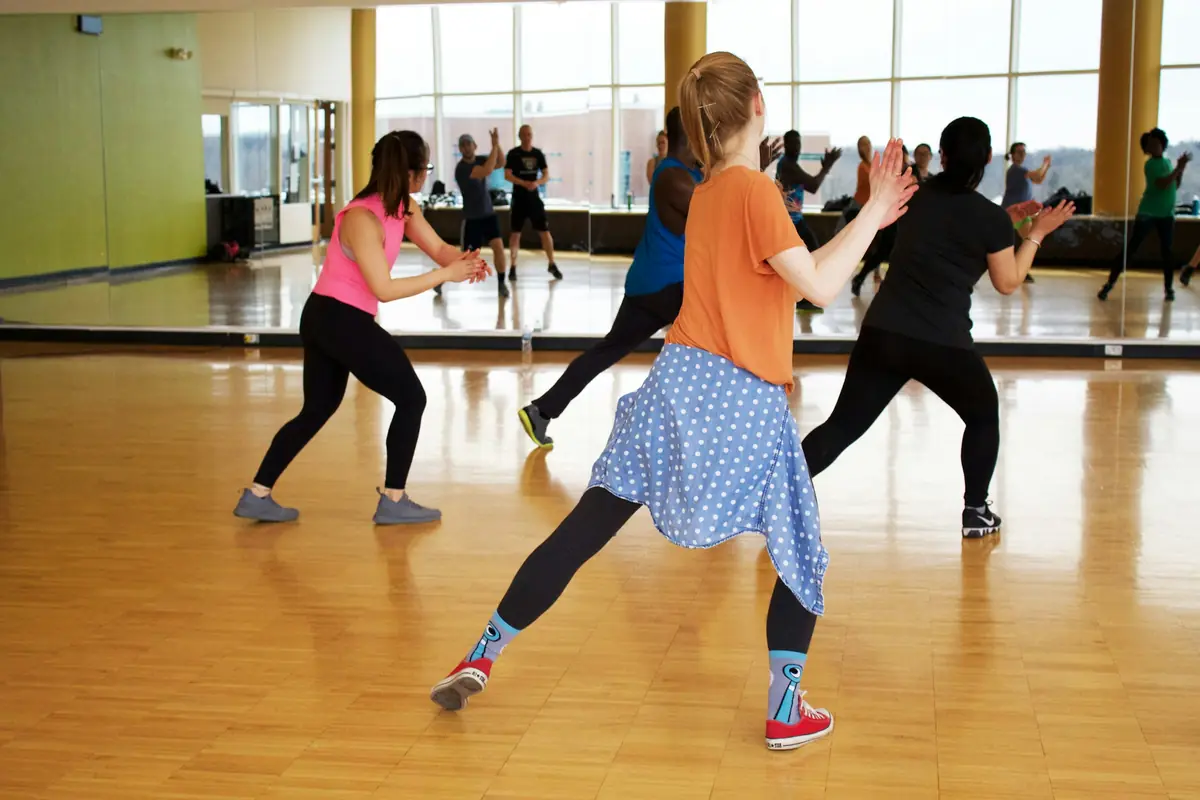 Lezione di danza in una sala con il parquet e le vetrate