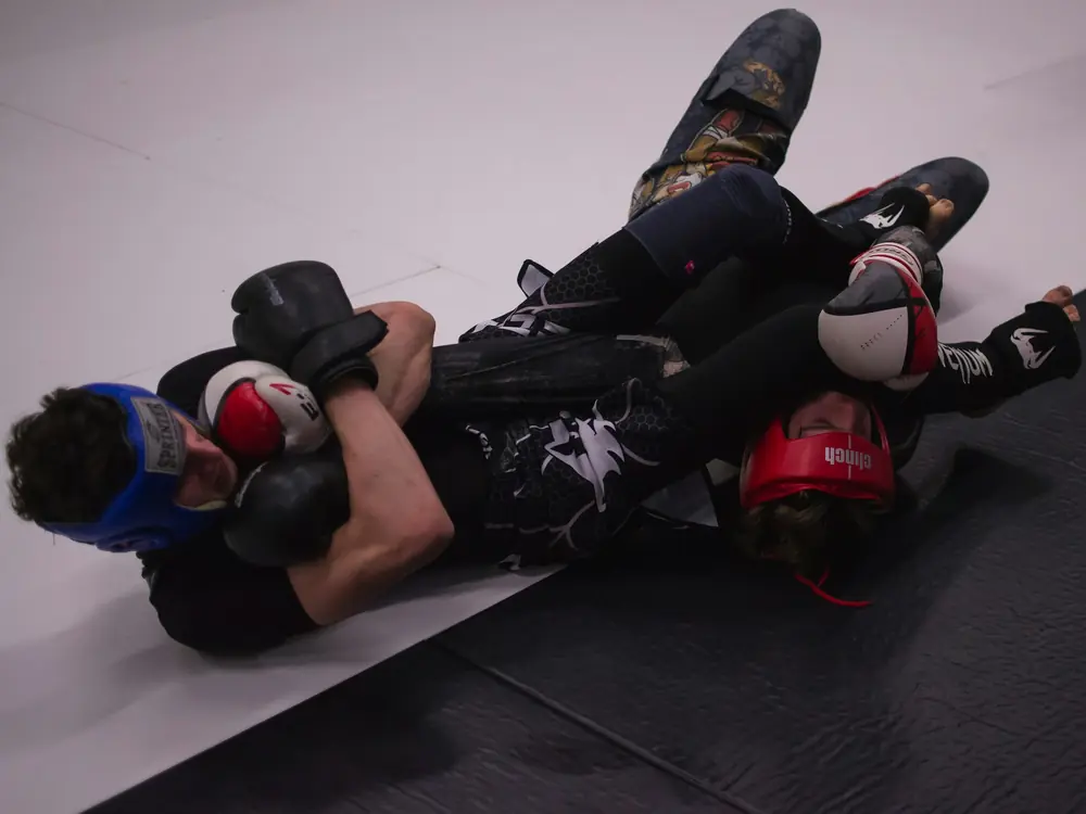 Due atleti in una presa di grappling sul tatami