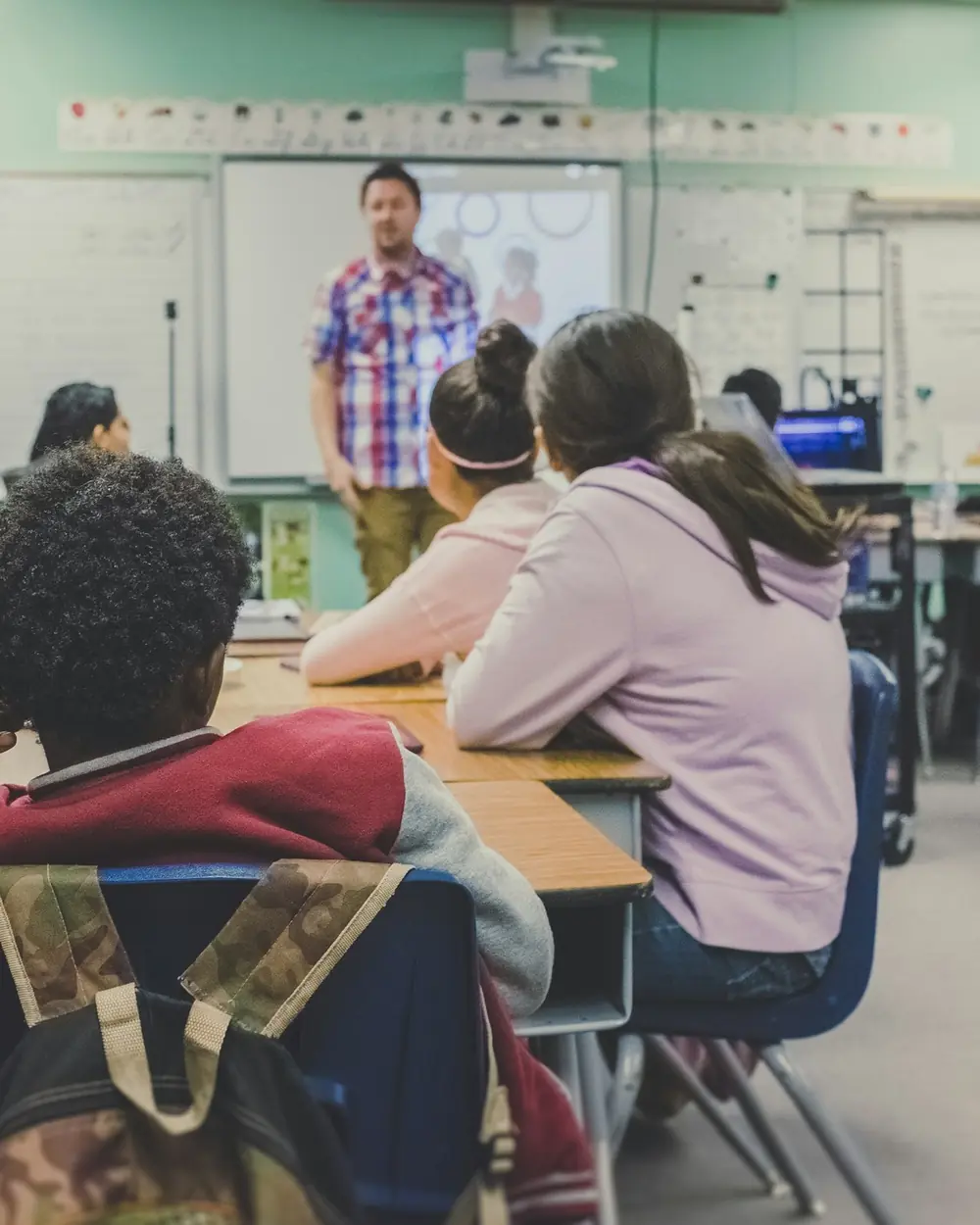 Aula di una scuola con i ragazzi ai banchi