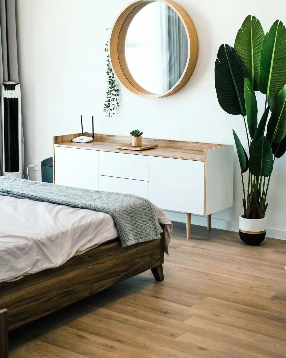 Camera da letto con una pianta e la finestra aperta