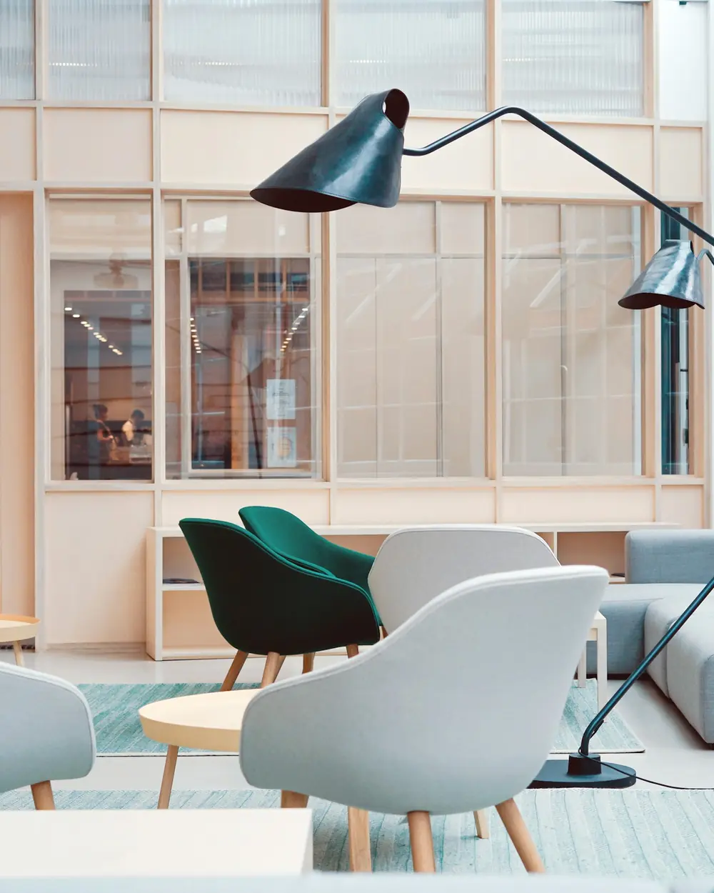 Ufficio luminoso con poltroncine e grandi vetrate