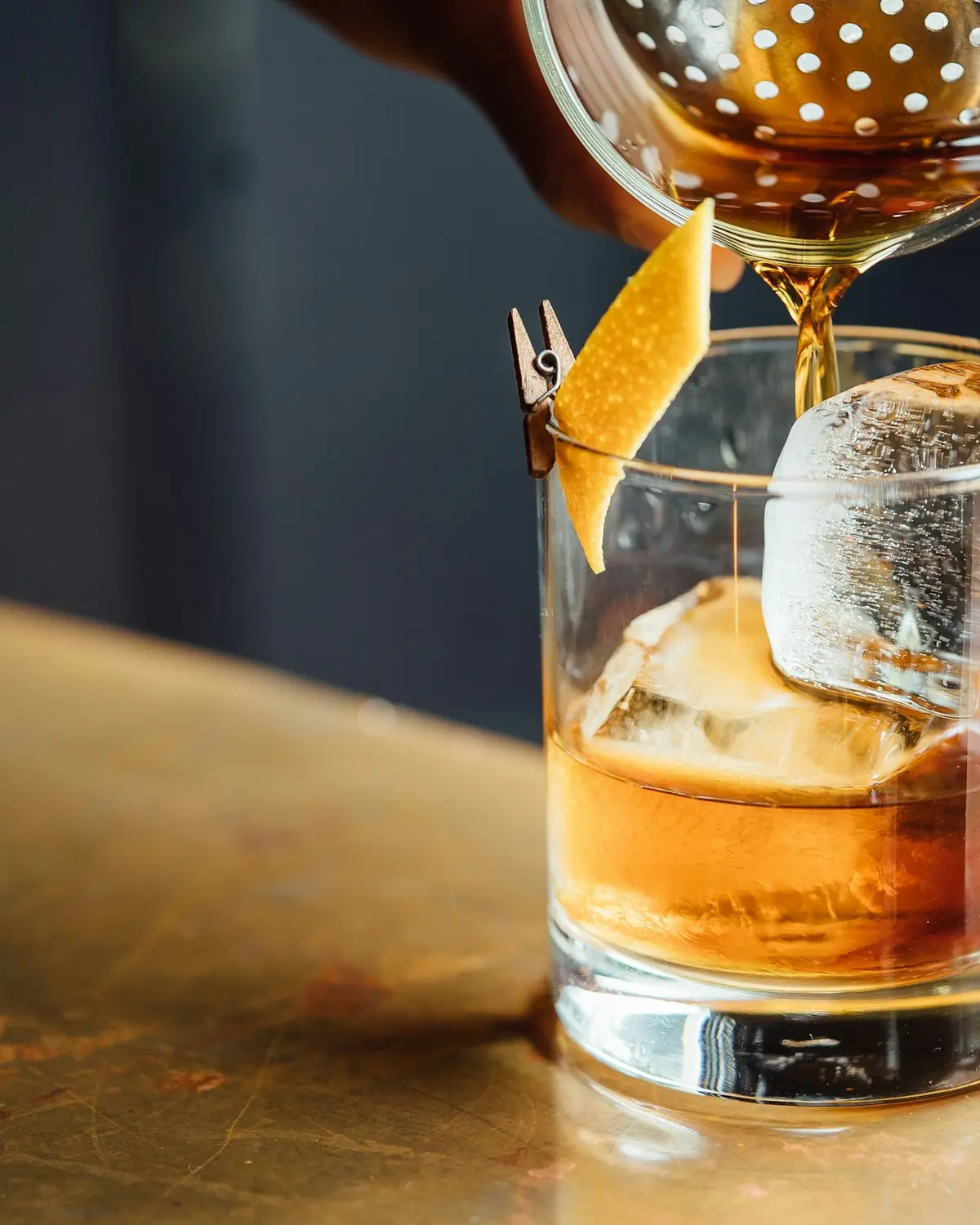 Cocktail versato in un bicchiere con ghiaccio
