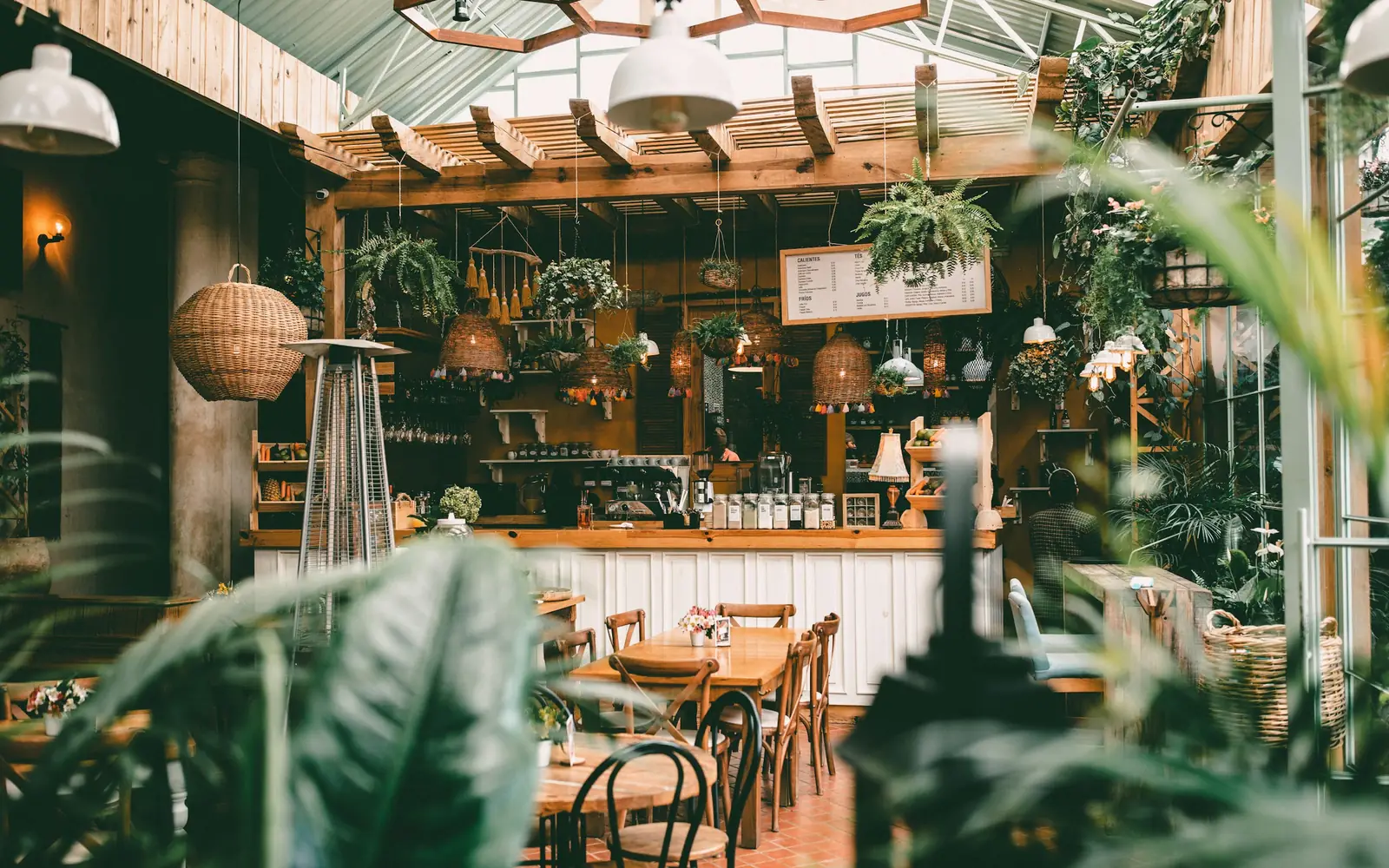 Sala di un bistrot in una serra piena di piante