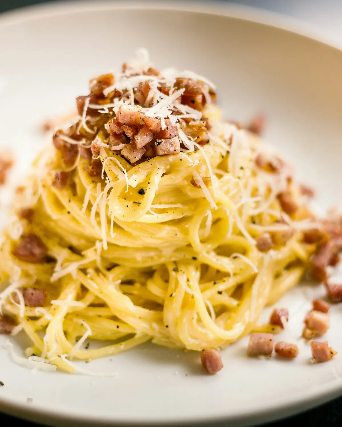 Piatto di spaghetti alla carbonara visto dall'alto