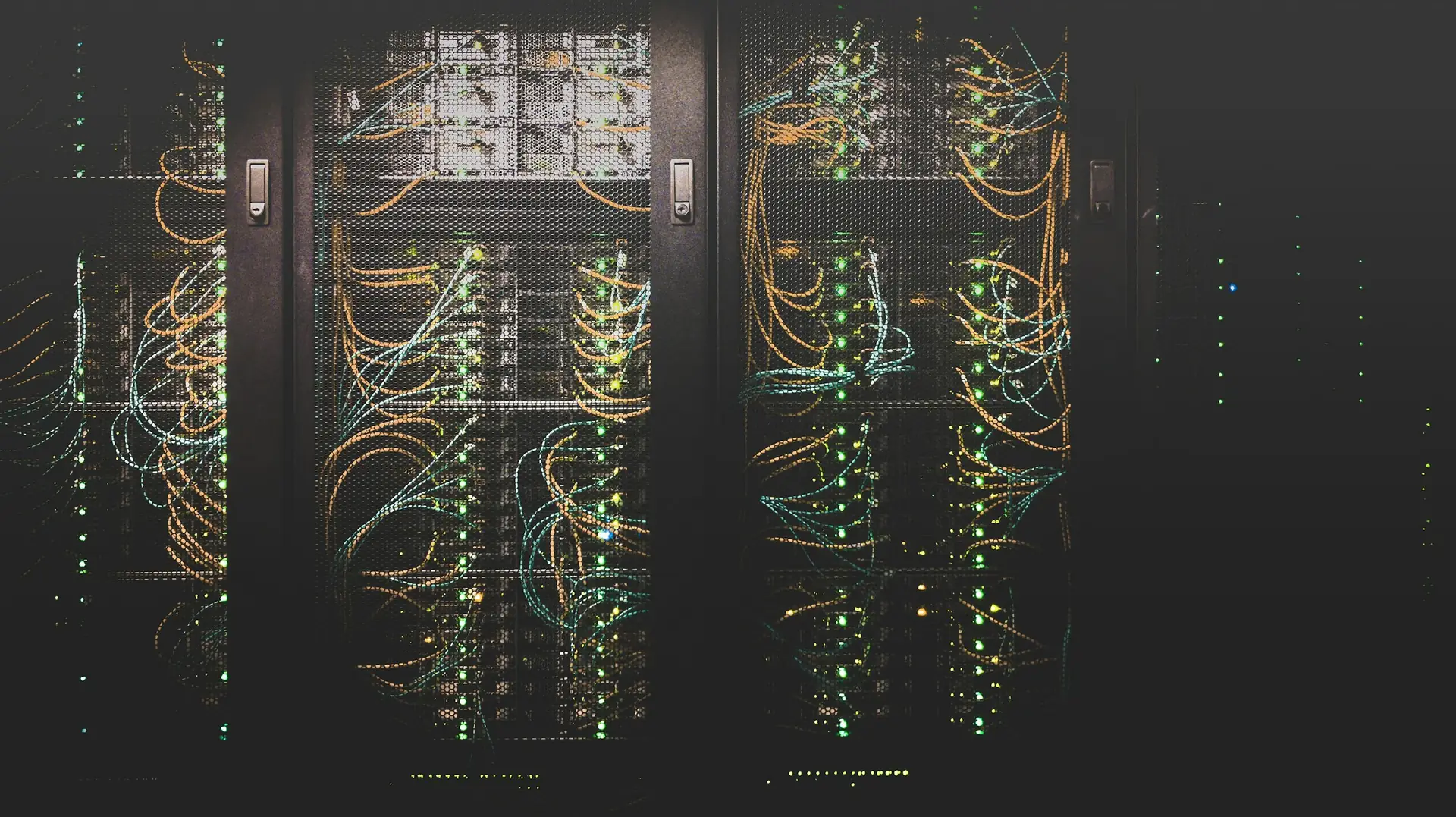 Armadi rack con server accesi e cavi di rete