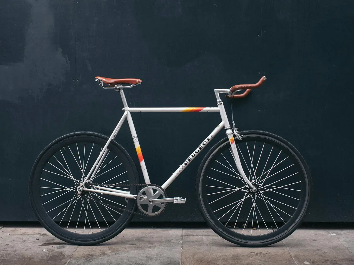 Bicicletta da città appoggiata a un muro scuro