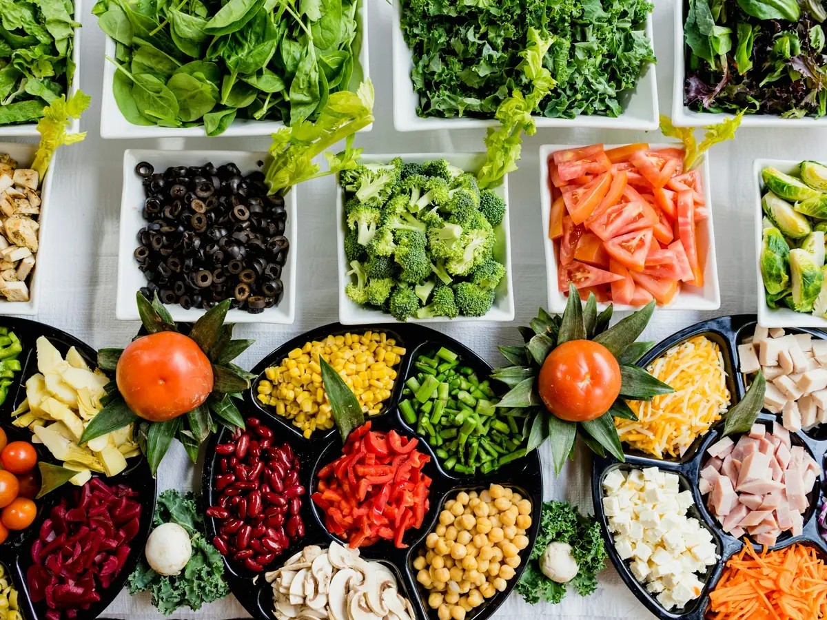 Ciotole di verdure fresche e legumi in fila